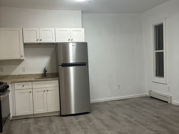 3rd image of 690 Winthrop Ave APT 1