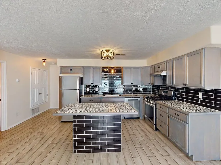 Sleek, Contemporary Efficiency - Live El Campo on Route 66! — Photo 5