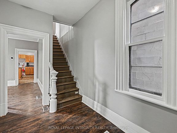 4th image of 42 Elmsley St S