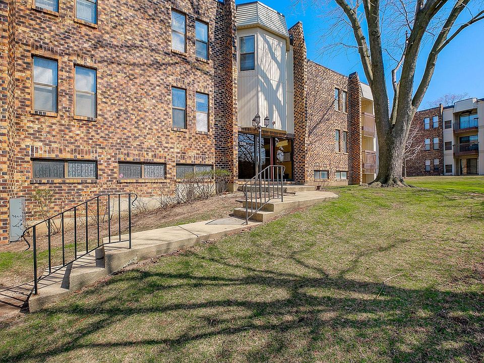 1st image of 2210 Country Club Dr APT 11