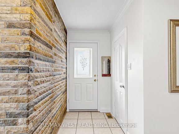 5th image of 32 Allonsius Dr