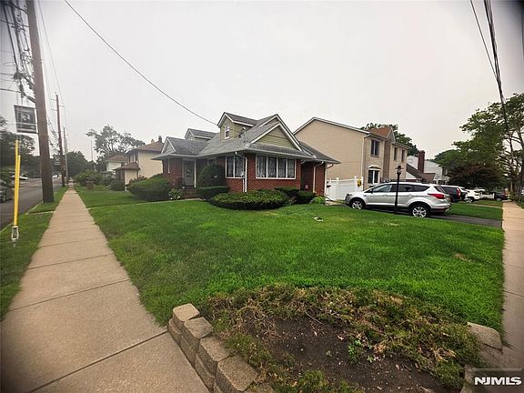 3rd image of 355 Rochelle Ave