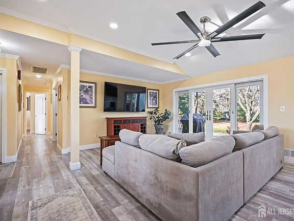 5th image of 568 Village Rd W