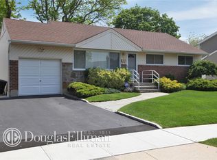 41 Clearwater Dr, Plainview, NY 11803
