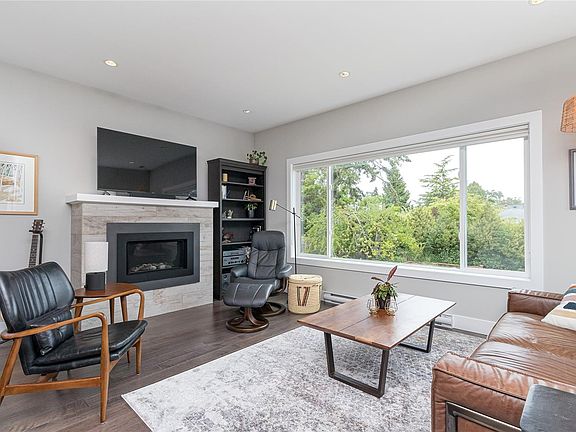 4th image of 924 Snowdrop Ave