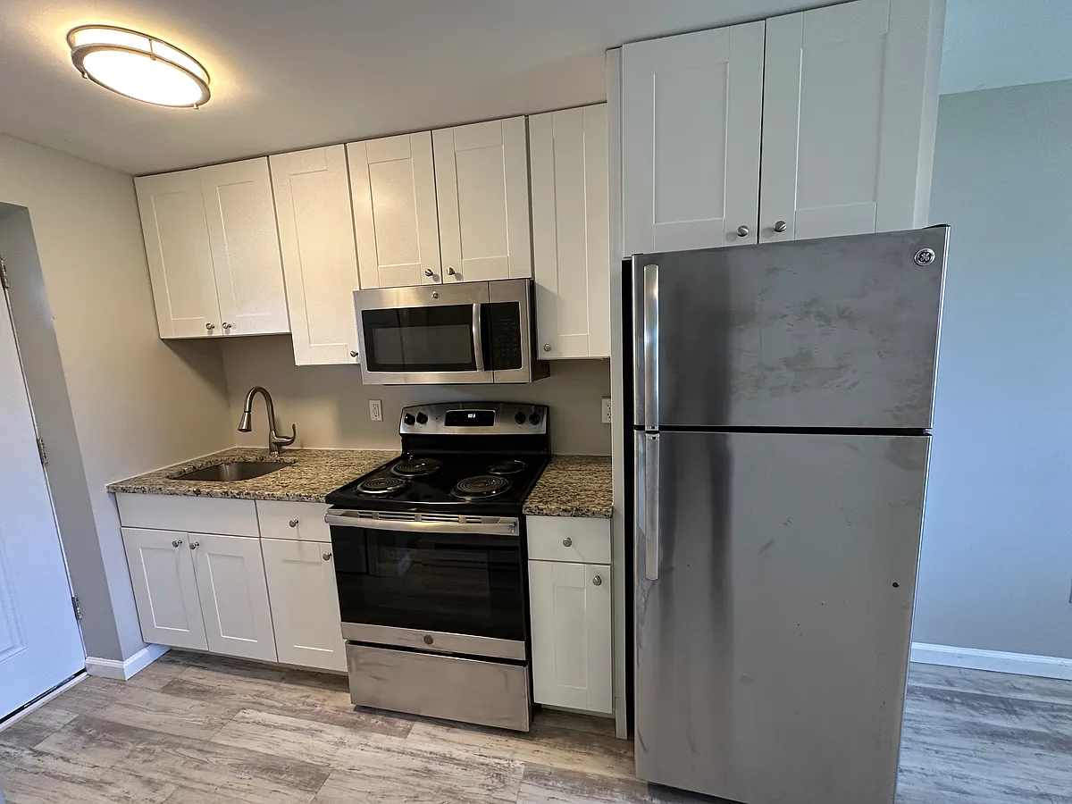 Building Photo - 131 Cosey Beach Ave #A22
