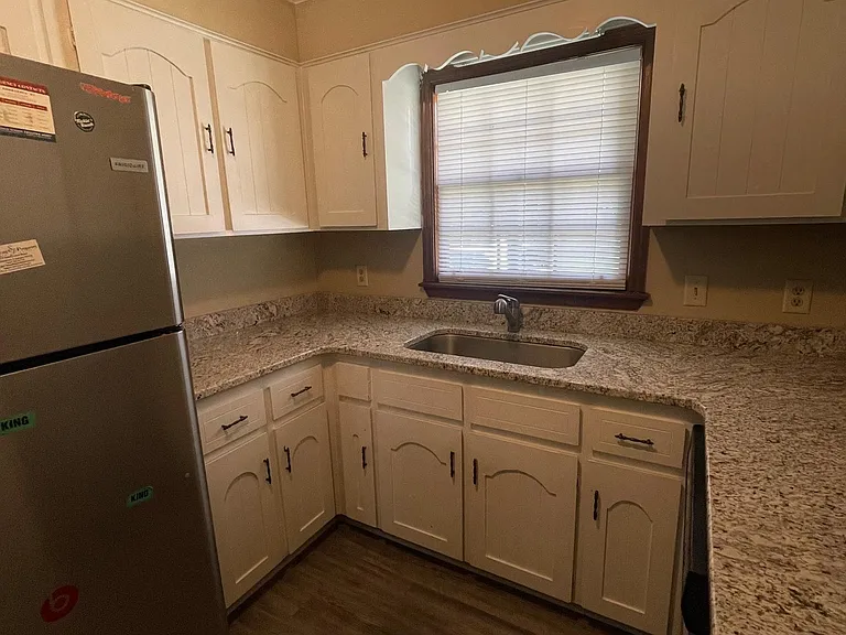 817 Robin Hood Trl — Photo 6
