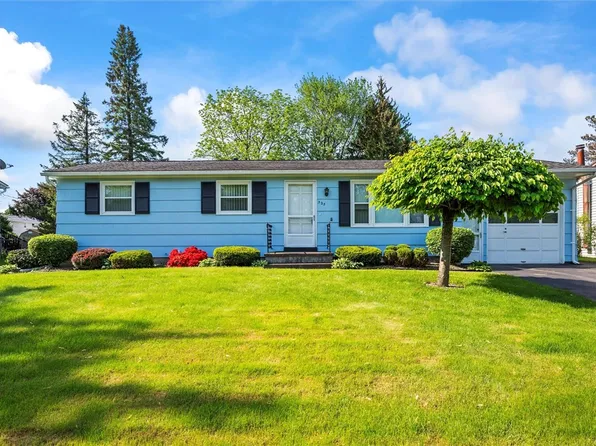 325 Laura Dr, Rochester, NY 14626
