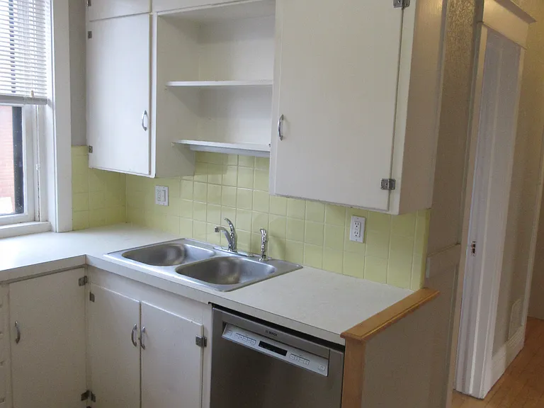 1033 S Clarkson St — Photo 7