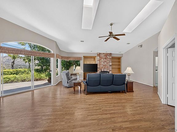 5th image of 15546 Calistoga Dr