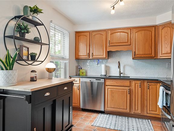 3rd image of 1601 Harewood Sq