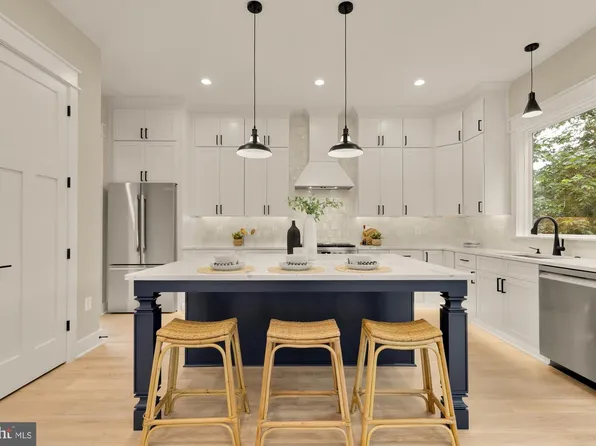 923 17th St S, Arlington, VA 22202