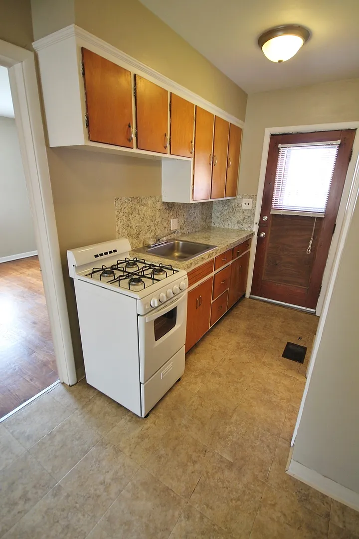 1 Bedroom - Grandview Area — Photo 3