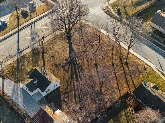 3rd image of NE Victoria Dr