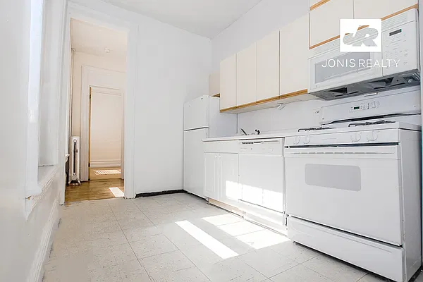 Rented by Jonis Realty | media 4
