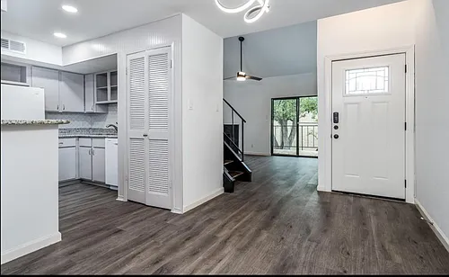 10811 Richmond Ave Photo 1