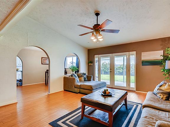 4th image of 406 Lake Park Dr