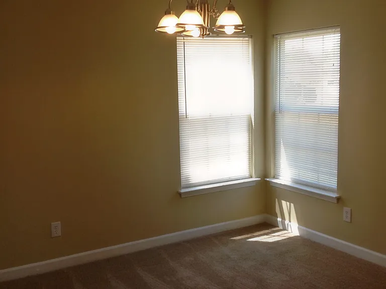 917 Redford Ln — Photo 2