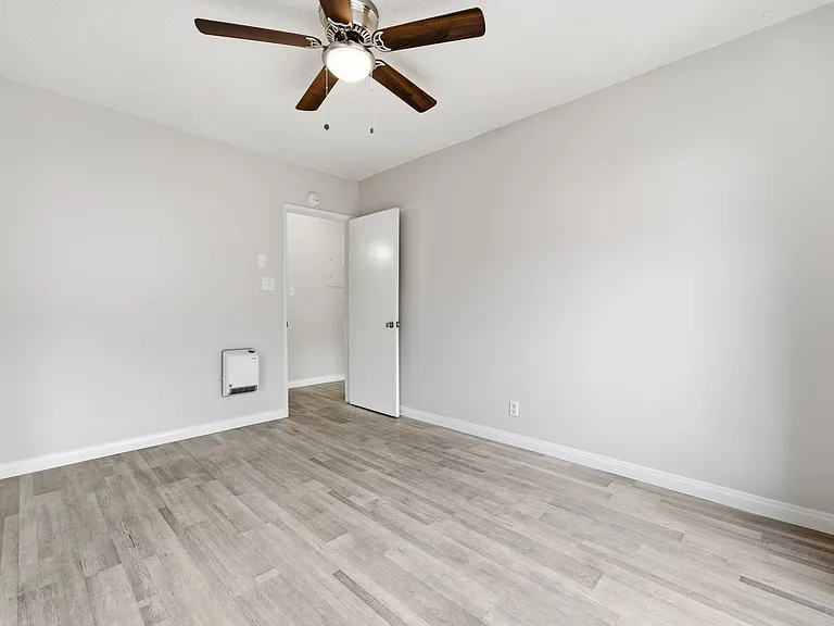 912 Gladys Avenue — Photo 8