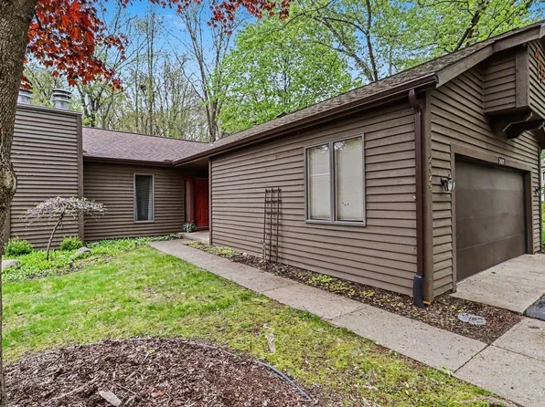 2429 Highpointe Dr, Kalamazoo, MI 49008