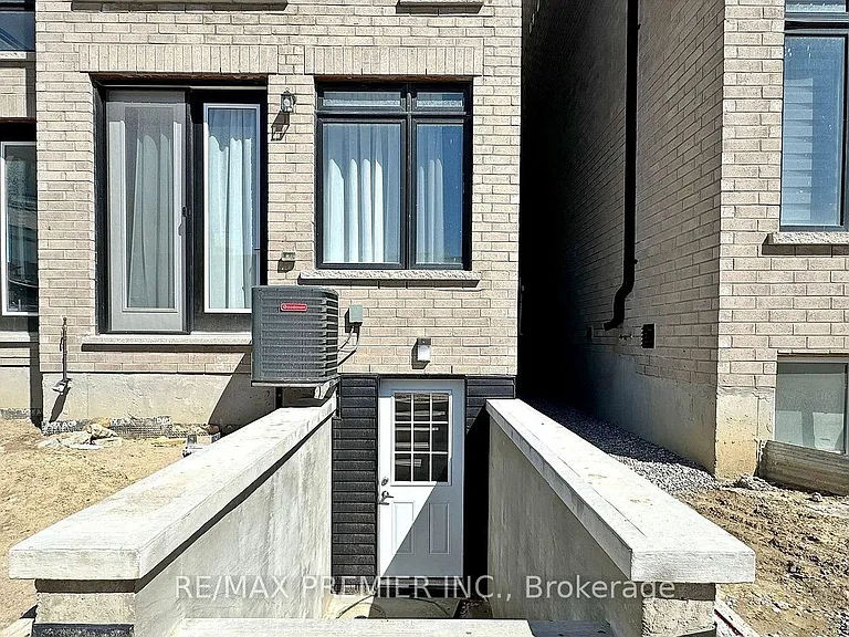 208 McRoberts Ave W #LOWER — Photo 17