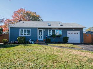 840 N Jefferson Ave, Lindenhurst, NY 11757