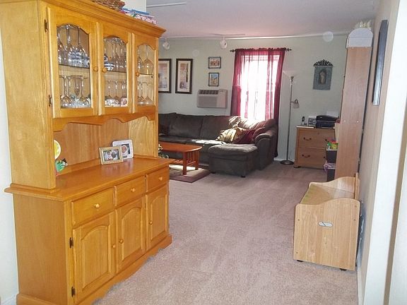 Entry way/ possible dining area