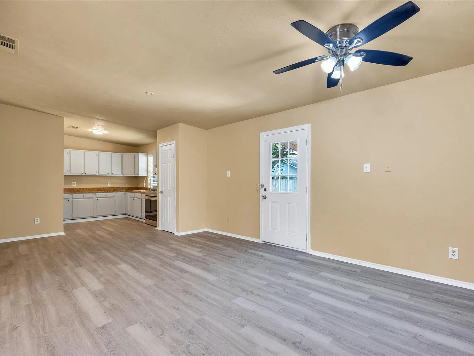 4 bed, 2.0 bath, 1352 sqft, $1,700 — Photo 3