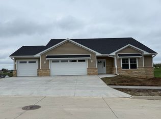 4416 Sickle Ln, Dubuque, IA 52002
