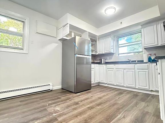 5th image of 1466 Richmond Rd Floor 2
