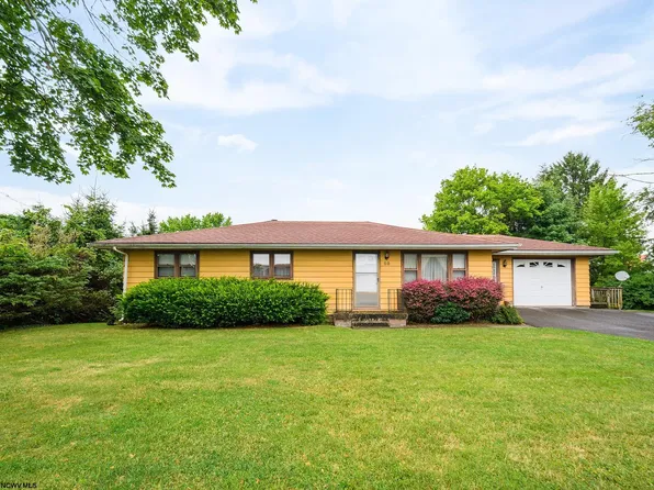 80 Maple St, Masontown, WV 26542