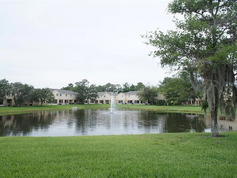 427 Wilton Cir — Photo 2