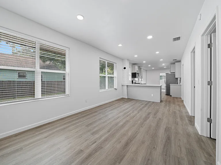 901 NW 4th Pl — Photo 4