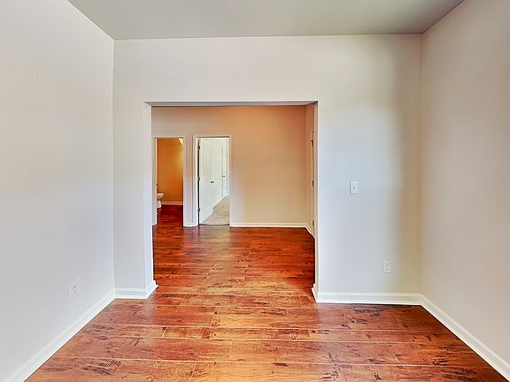 3rd image of 157 Daisy Cir