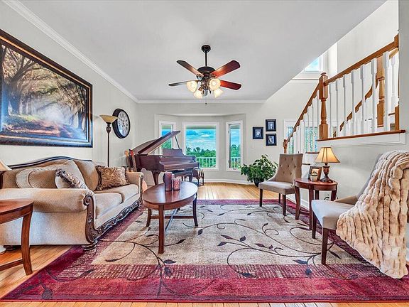 4th image of 230 Summerbreeze Dr