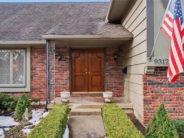 9312 Catalina St, Prairie Village, KS 66207