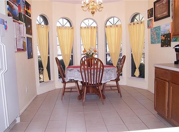 4th image of 2421 Creekhaven Dr