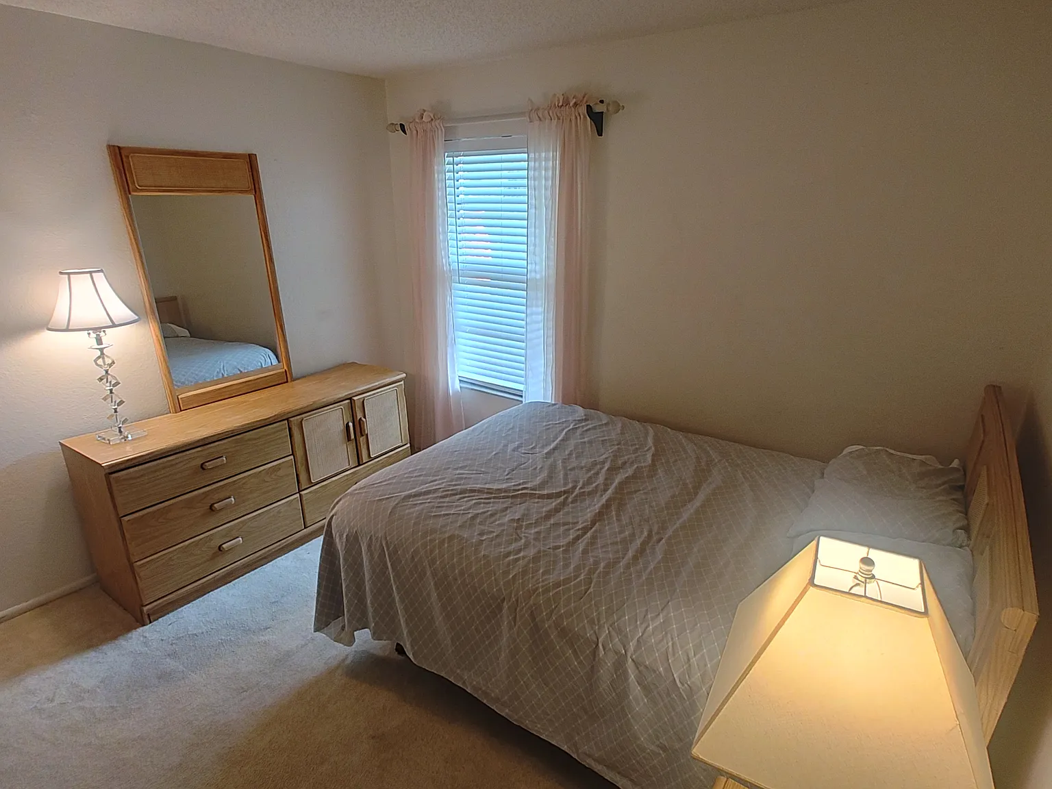 3 bed, 912 sqft, $690 — Photo 2