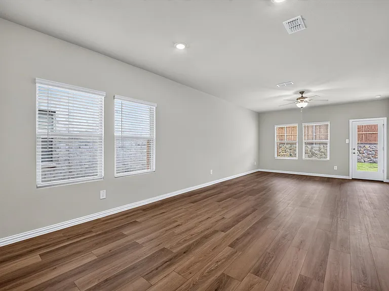 512 Dorothy Dr — Photo 2