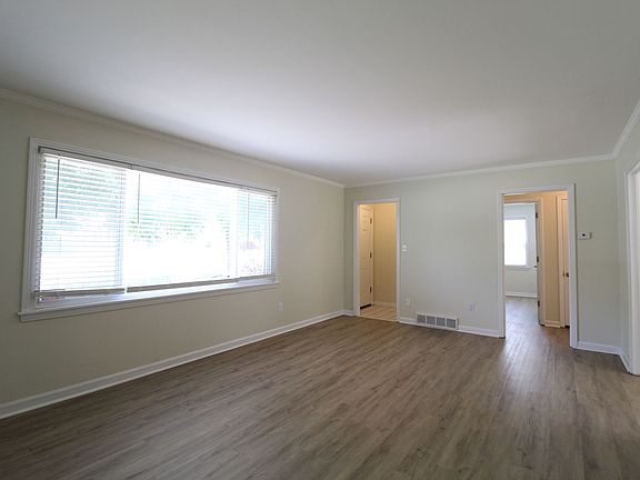 4th image of 2206 Somerset Dr