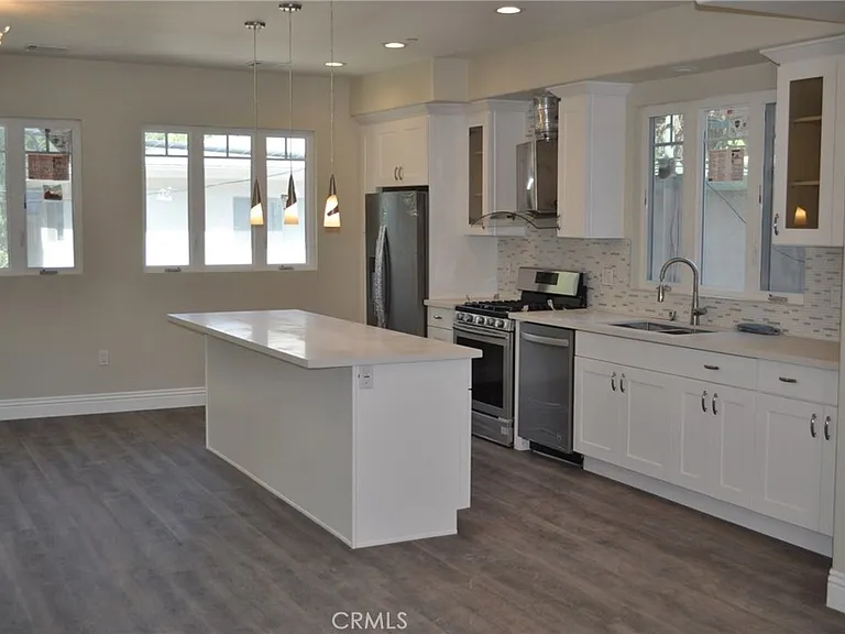 3698 1/2 Fredonia Dr — Photo 3