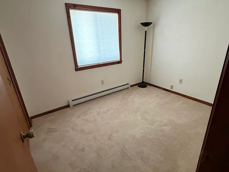 995 Cottonwood Ln — Photo 2
