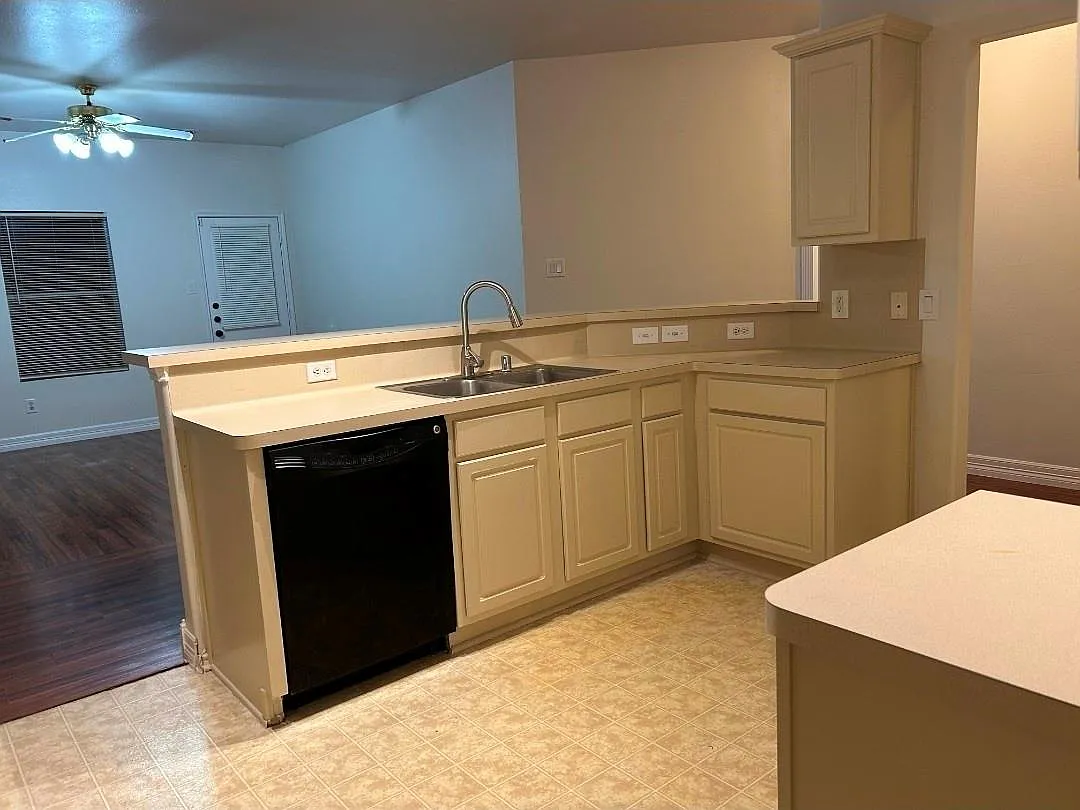 3 bed, 2.0 bath, 1511 sqft, $2,200 — Photo 2