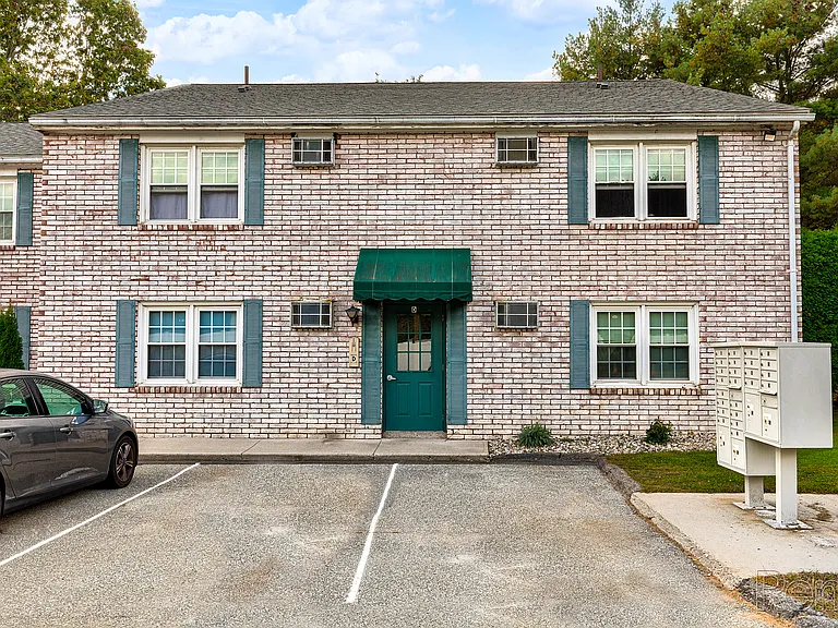 Colonial Village Apartments — Photo 7