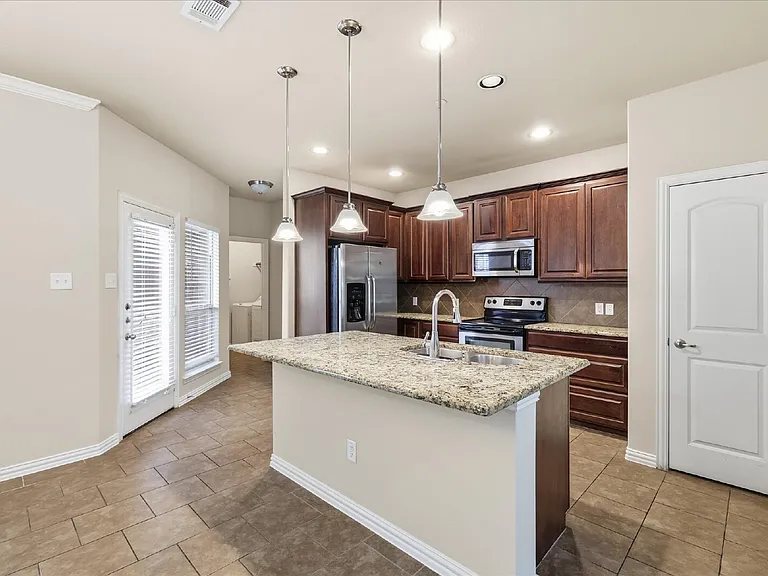 4904 Empire Way — Photo 12