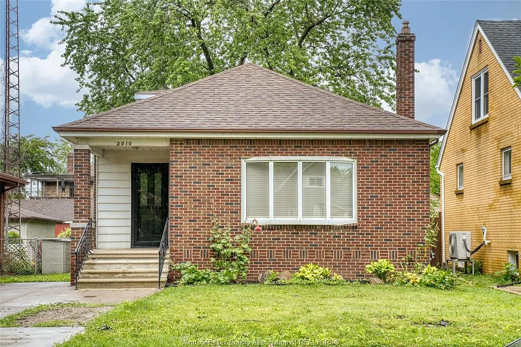 3 bed, $2,400 — Photo 1
