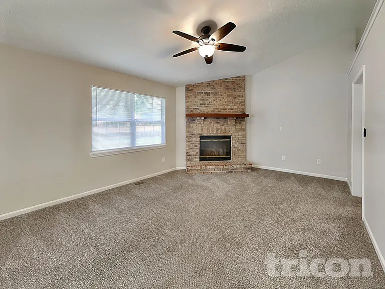 1690 Fountain Lake Dr E — Photo 2