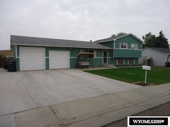 2nd image of 225 Juniper St