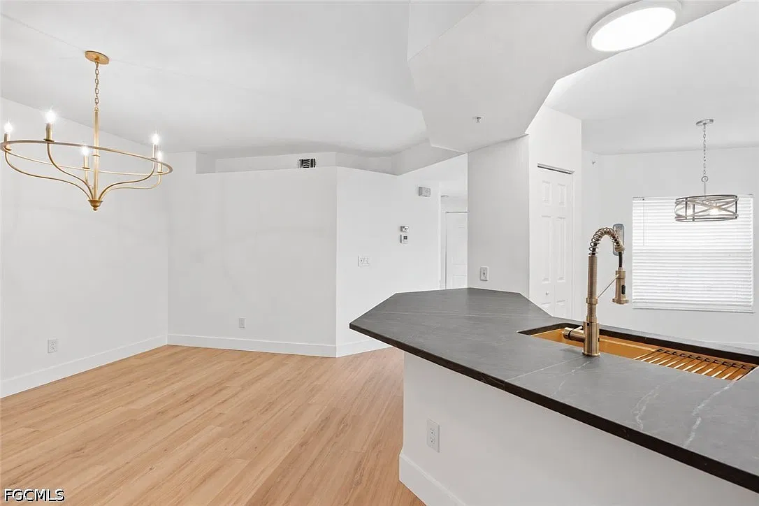 2 bed, 2.0 bath, 1282 sqft, $3,995 — Photo 2