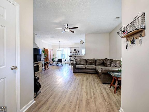 2nd image of 515 Oakside Pl